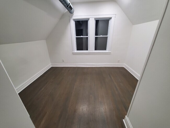 Building Photo - 3005 N Normandy Ave