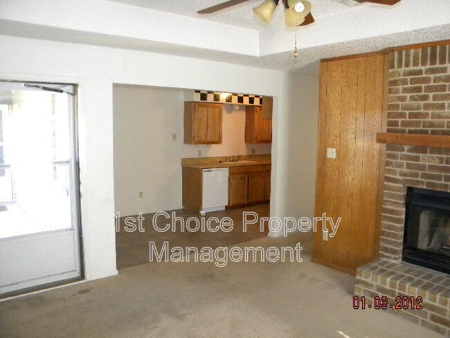Building Photo - 996 Meadow Cir S