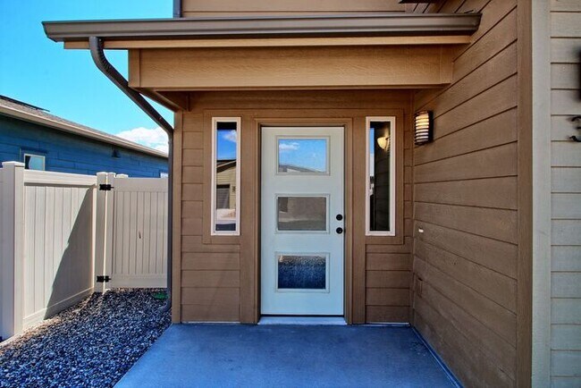 Building Photo - Modern 3 Bedroom 3 Bath Townhome in New Construction Neighborhood