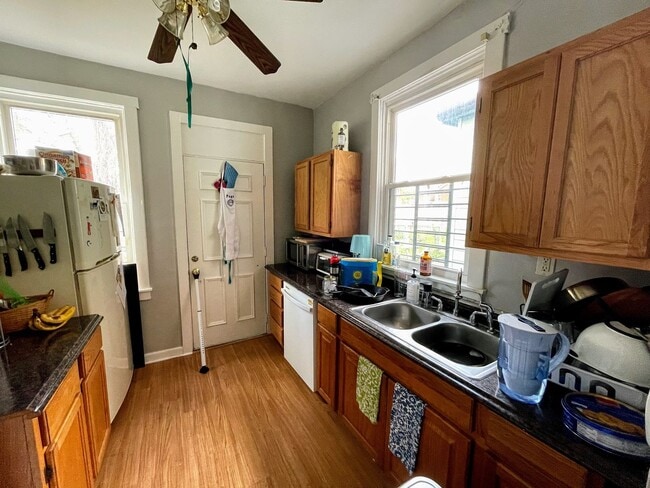 Building Photo - 3 bed 1 bath - recently updated, washer/dr...