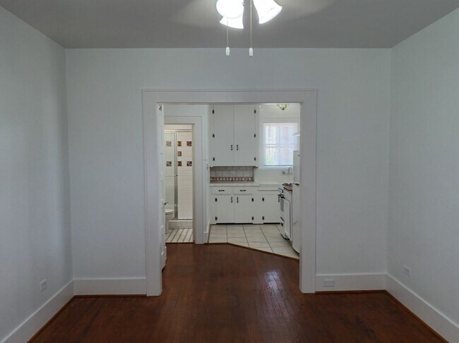 Foto del edificio - 2924 1/2 Bernardo De Galvez Ave