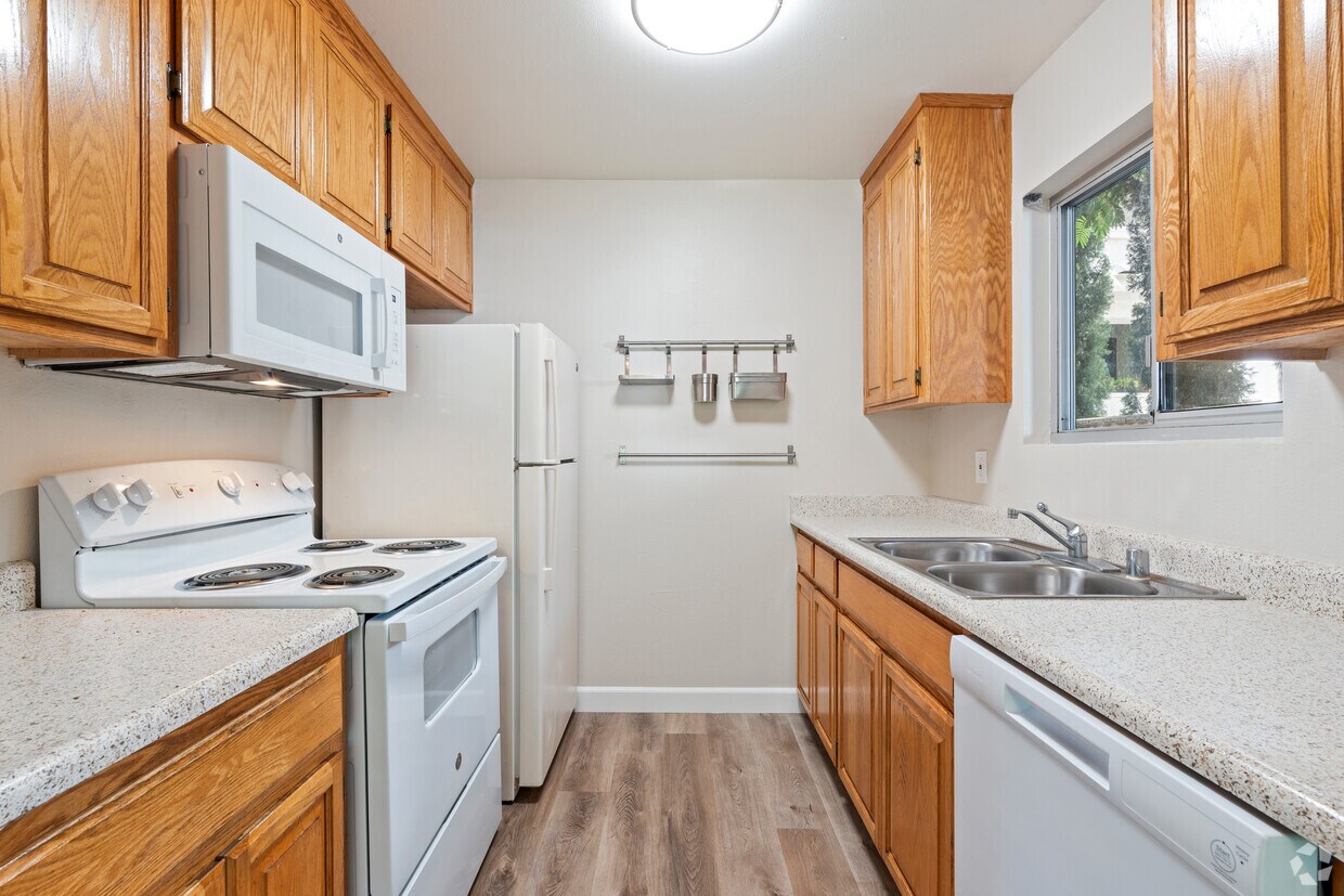 Foto principal - 217 B Street Apartments, Located in the Un...