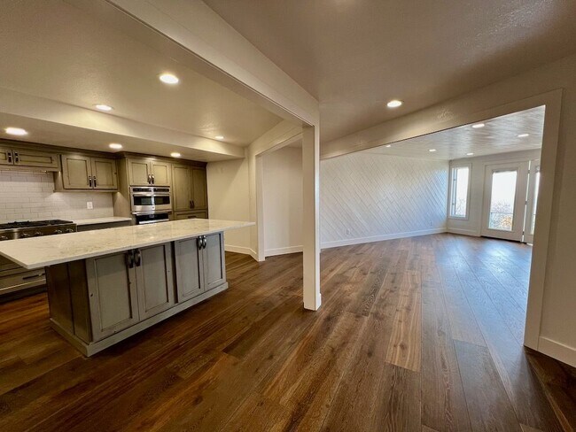 Building Photo - 425 Lakeview Way