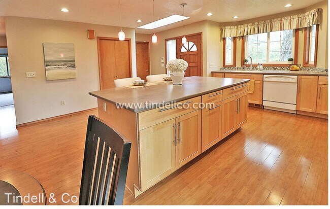 Building Photo - 4 br, 3 bath House - 3945 SW Canby St