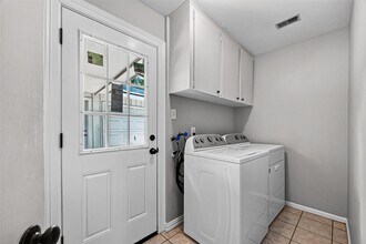 Building Photo - 811 Thicket Ln