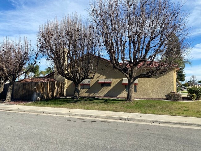 Foto del edificio - Get ready for Summer in this 3 BD 2 BA SW home with a Pool on a corner lot