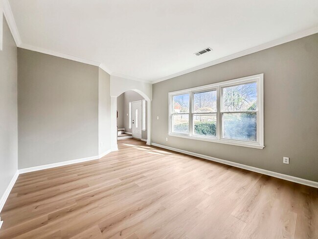 Foto del edificio - Beautiful 4BR 2BA Home with Garage Parking in Alpharetta