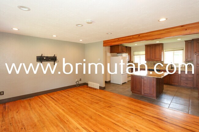 Building Photo - 5970 Belview Ave