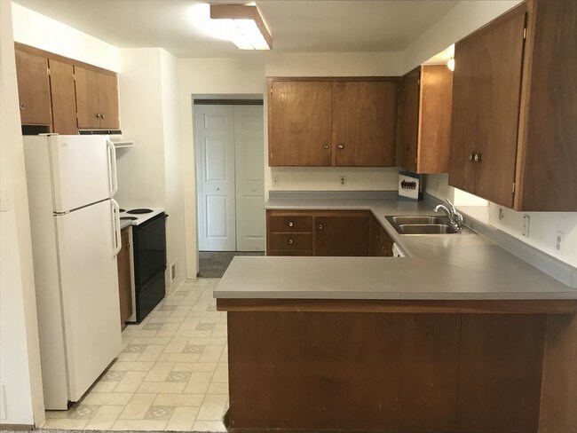 Building Photo - 2065 Rosewood Dr