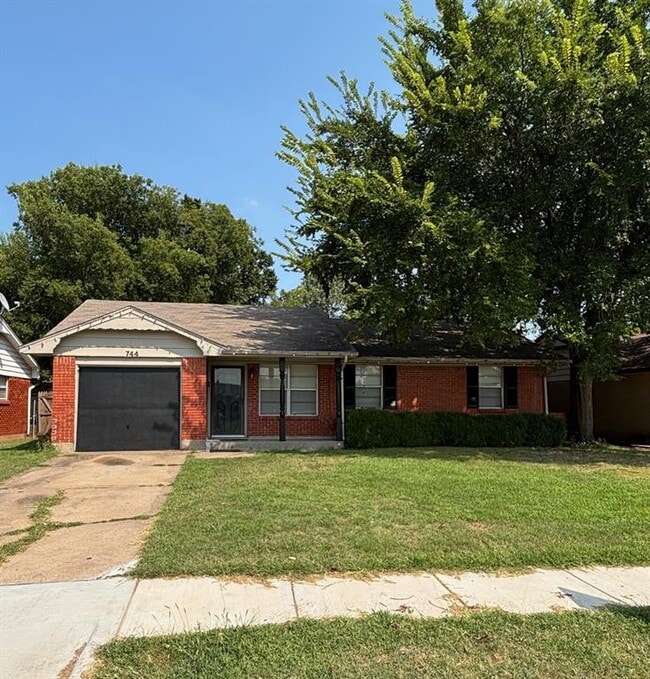Building Photo - 744 N Markwell Ave