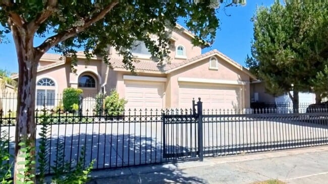 Building Photo - 2226 Willowbrook Ln