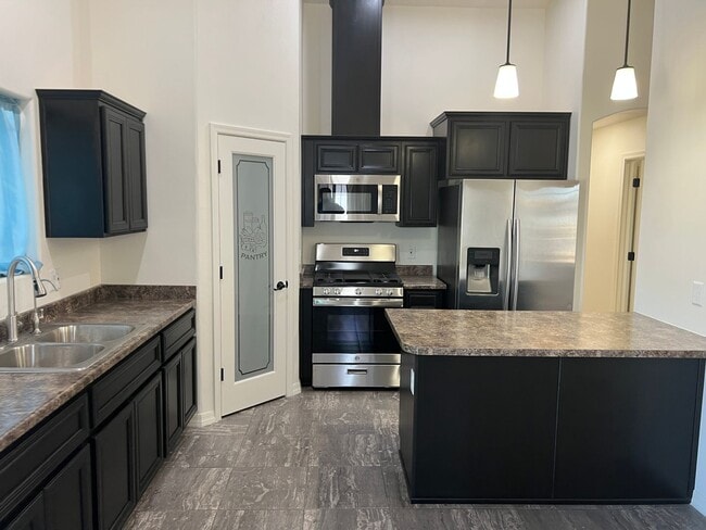 Building Photo - 3 Bedroom 2 Bath Home with fencing in San ...