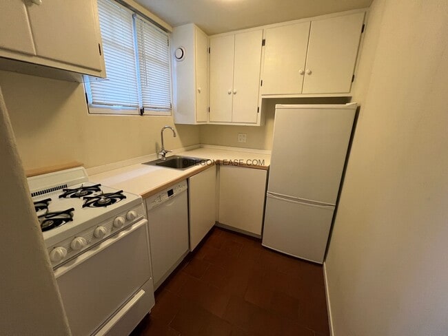 Building Photo - Available now - Downtown Eugene studio apartment