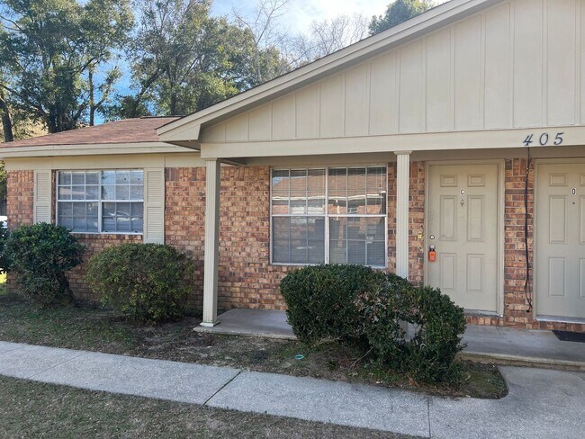 Foto del edificio - Pensacola - 2 Bedroom, 1 Bathroom - lawn care included