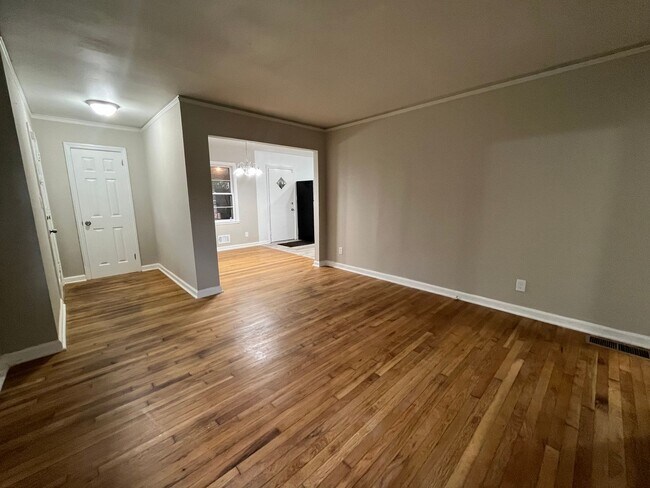 Foto del edificio - COMING SOON: Classic charm, peaceful living, your Forest Park retreat awaits in this spacious 3-b...