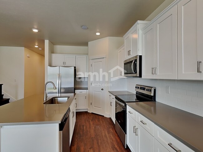 Building Photo - 662 S Rocker Ave