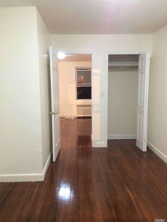 Foto del edificio - 59-21 Fresh Meadow Ln