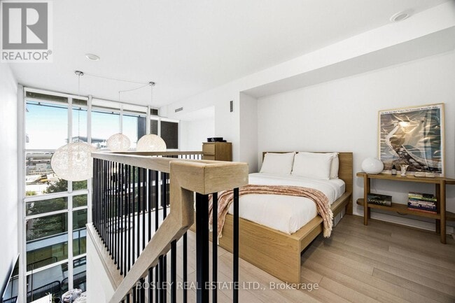 Building Photo - 5 Hanna Ave