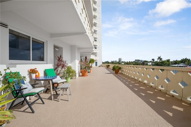 Foto del edificio - 333 Sunset Dr