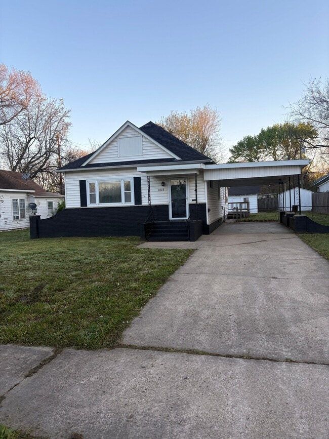 Building Photo - 1003 E 9th St