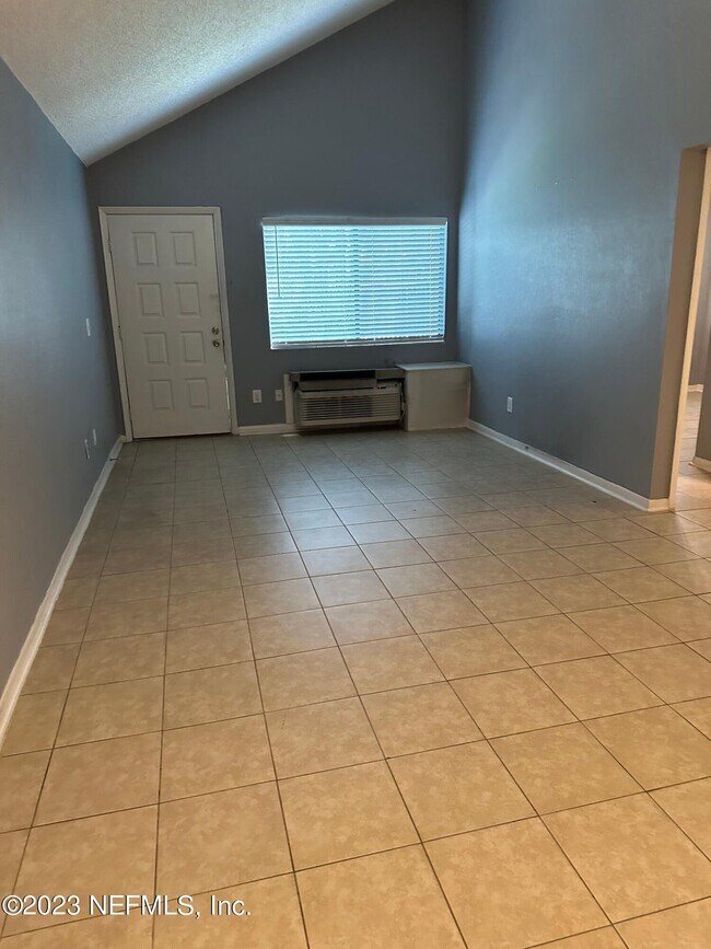 8225 San Jose Manor Dr E Unit 5, Jacksonville, FL 32217 Room for Rent