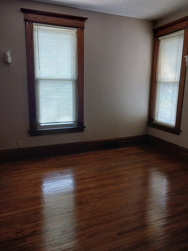beautiful hardwood floors in Master bedroom - 637 S 2nd St