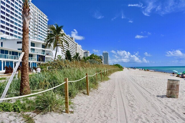 Foto del edificio - 5445 Collins Ave