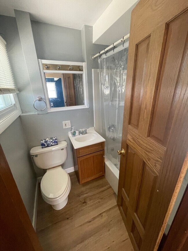 Building Photo - 2 Bed 1 Bath Single Family Home