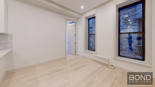 Building Photo - 250 W 91st St