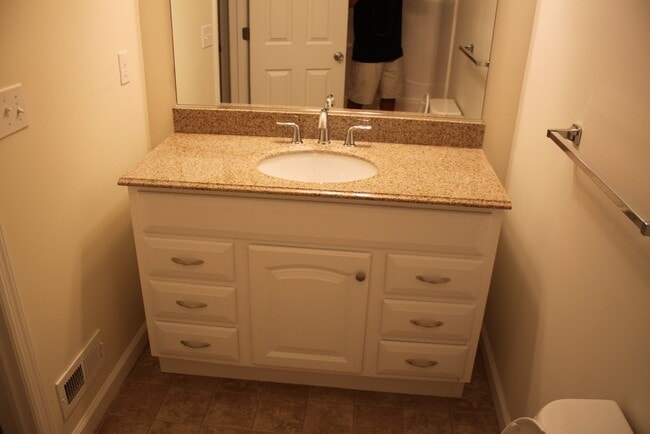 Building Photo - 129 Vosburgh Rd