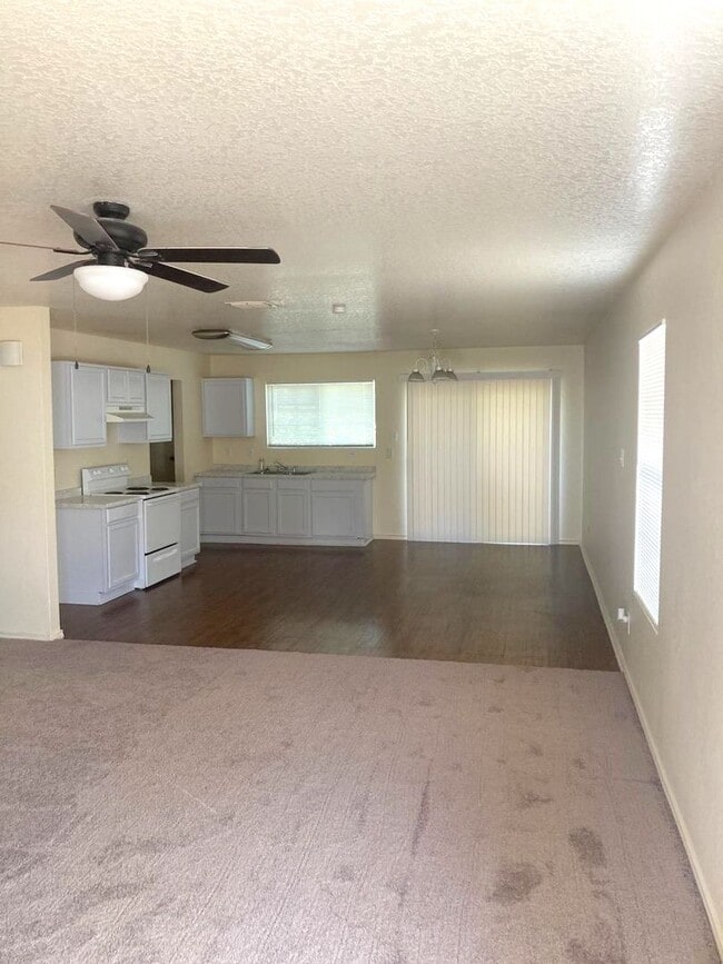 Foto del edificio - Spacious open concept ranch