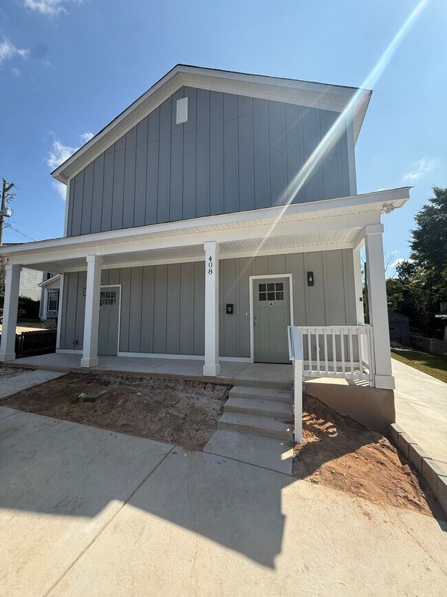 Building Photo - 408 S Gregg St