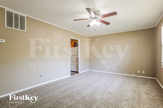 Building Photo - 3605 NE 54th St