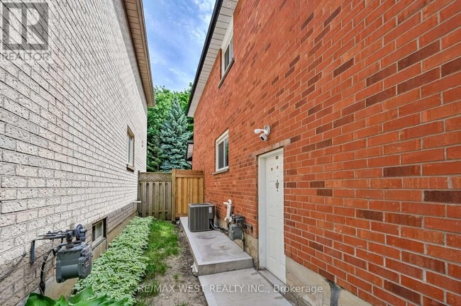 Photo du bâtiment - 7258 Windrush Ct