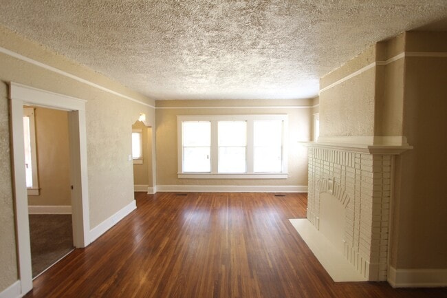 Building Photo - Cute! Cute! Cute! That's the best way to d...