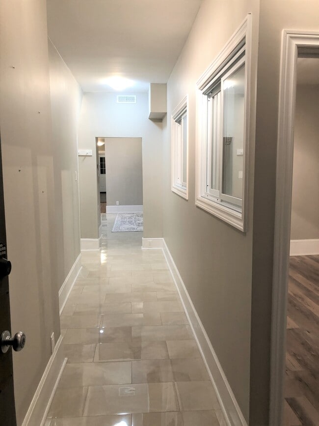 Building Photo - 19 Tyndall Av