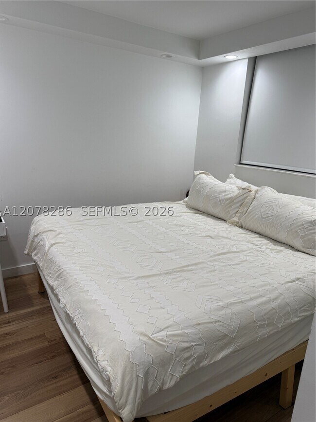 Building Photo - 401 Ocean 325