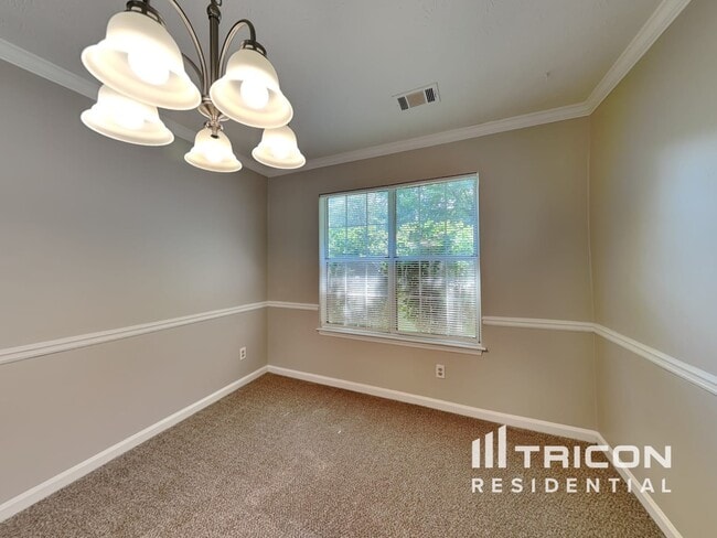 Building Photo - 2711 Woodside Dr