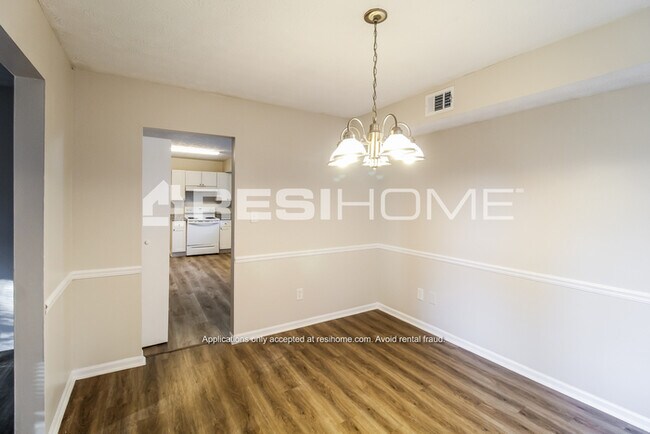 Foto del edificio - 915 Mainstreet Lake Dr