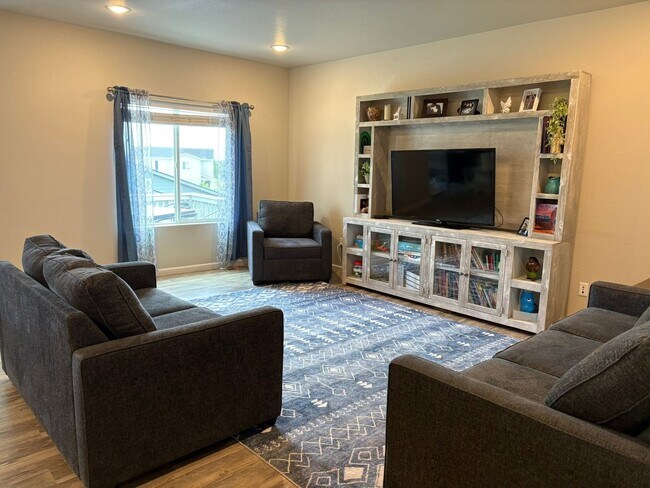 Foto del edificio - Spacious 4BR House in Fort Lupton