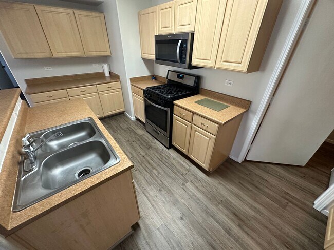 Building Photo - Second-Floor Condo With Relaxing Balcony Located In Northwest Las Vegas