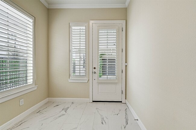 Building Photo - 2113 Naomi St