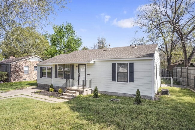 Building Photo - 1623 E 45th Pl