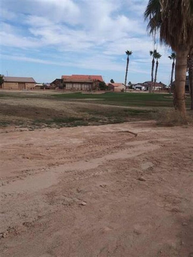 Building Photo - Beautiful golf course home in Wellton!