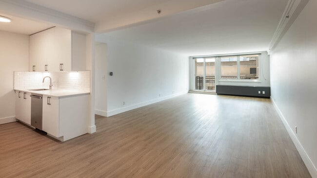 Sala de estar con suelo de superficie dura - The Towers at Longfellow
