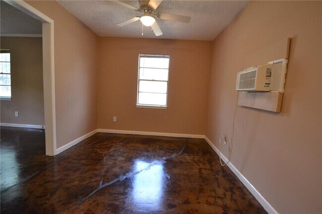 Building Photo - 1606 Singleton Ave