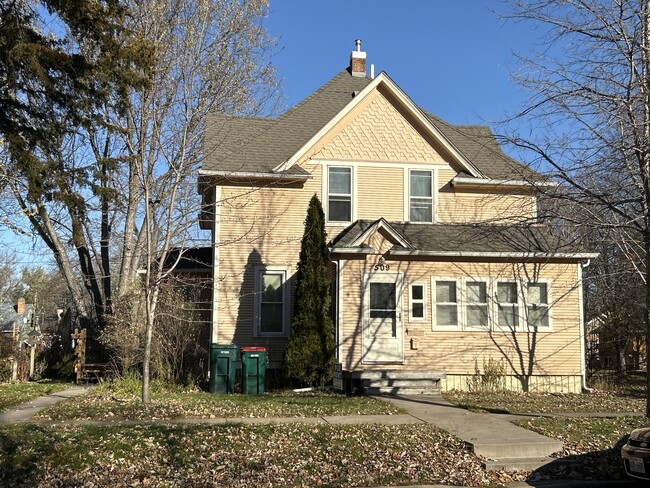 Duplex apartments - 509 E Maple St