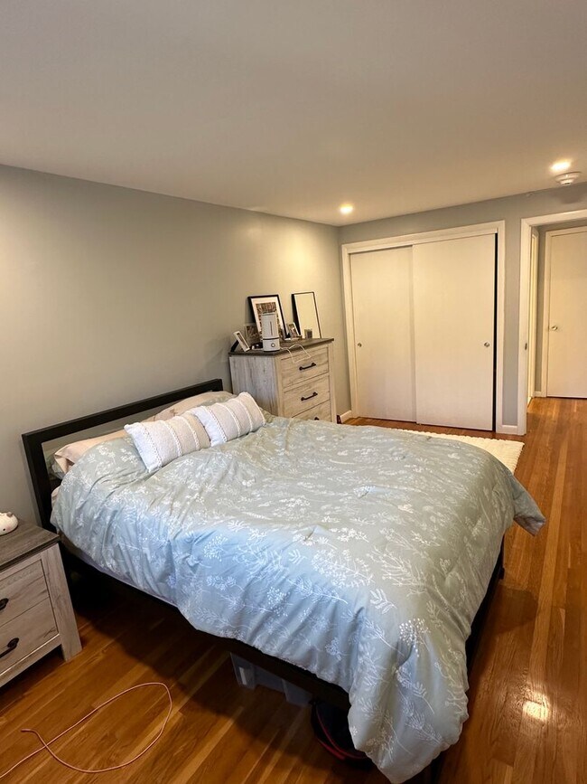Foto del edificio - $2800 | Brighton | 1 Bedroom | 1 Bathroom | Parking Available