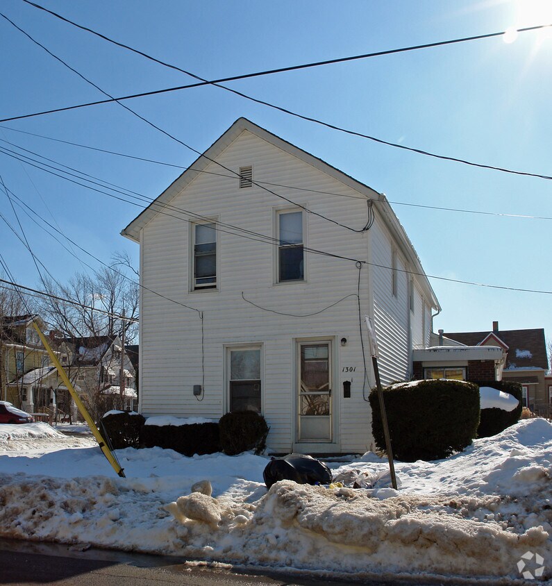 Building Photo - 1301 W 9th St