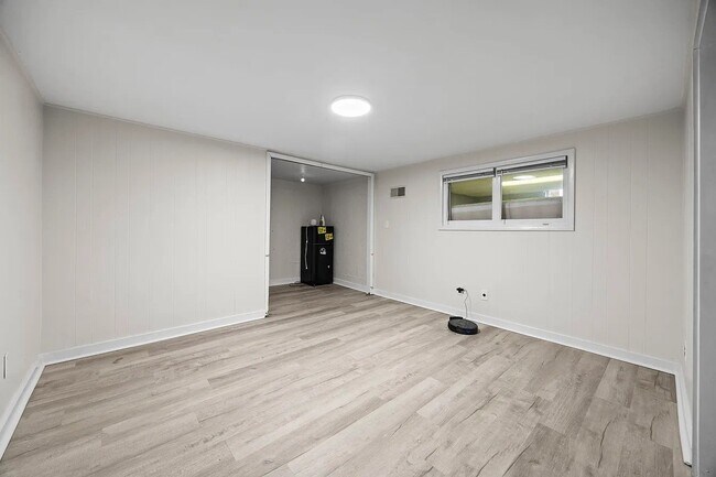 Building Photo - 3292 Niagara Dr